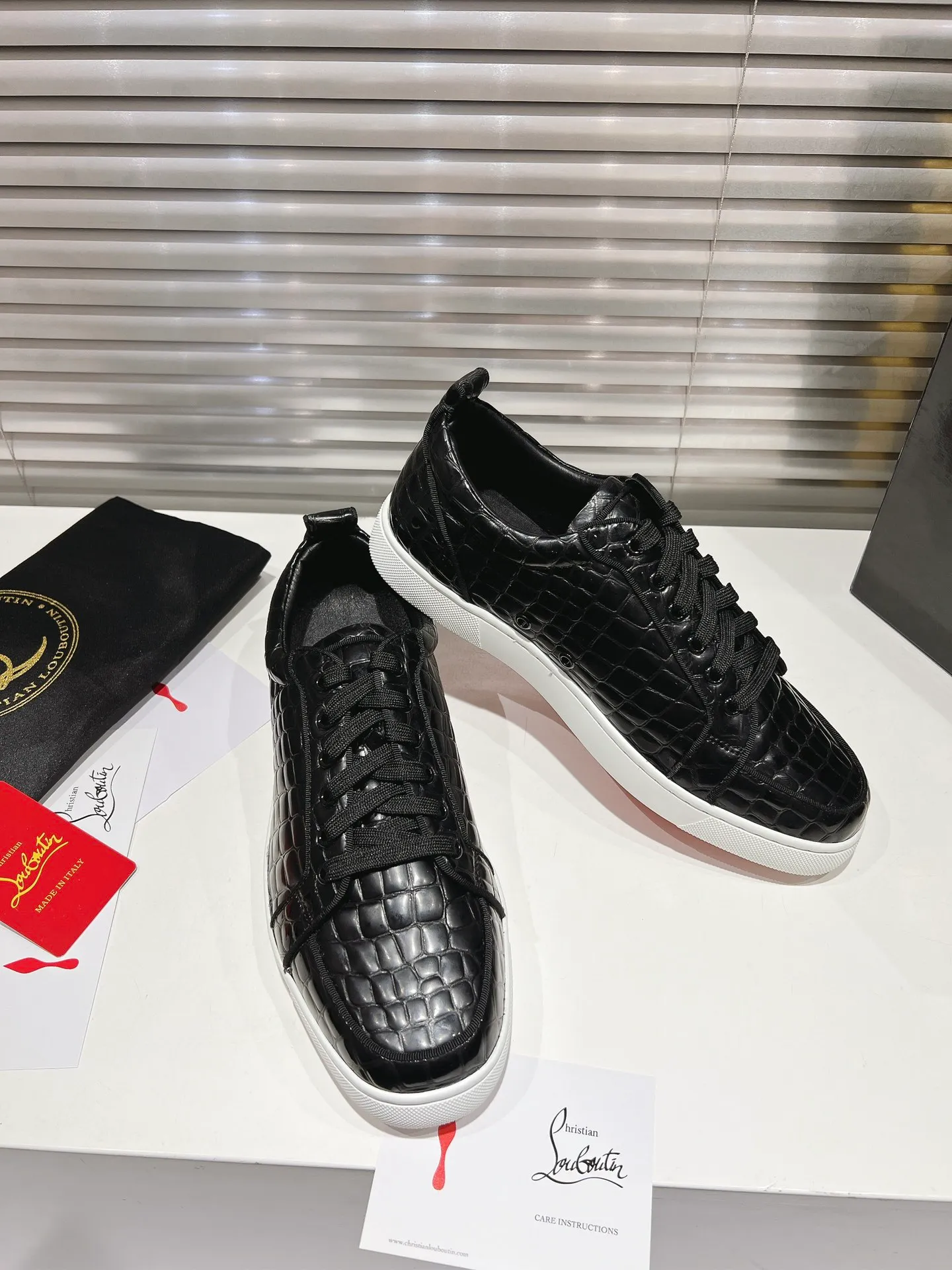 👟👟Ex-factory price 680👟👟 ╔Low top black stone pattern rim model╗ ·Top version customization·²⁰²²𝐬𝐬 𝑪𝒉𝒓𝒊𝒔𝒕𝒊𝒂𝒏 𝑳𝒐𝒖𝒃𝒐𝒖𝒕𝒊𝒏 ▪️No matter the last shape, fabric, diamonds, nails, lining, outsole, they are as close as possible to ZP... ▪️The original sole is specially provided by the original factory ▪️The lining is imported water-dyed cowhide ▪️Private customization time is about 3-7 days —————— Size: Women's 35M-41M Men's 38M-47M, half size can be customized